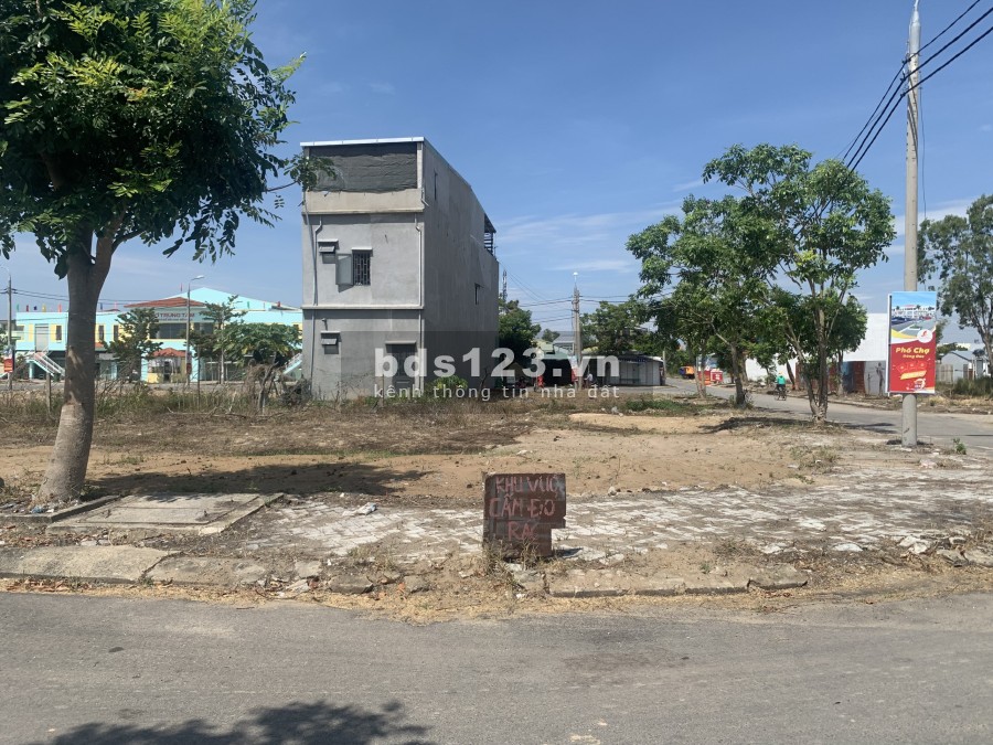 Cần bán gấp lô góc ngay chợ, khu dân cư đông đúc, sầm uất. Thích hợp đầu tư, kinh doanh buôn bán