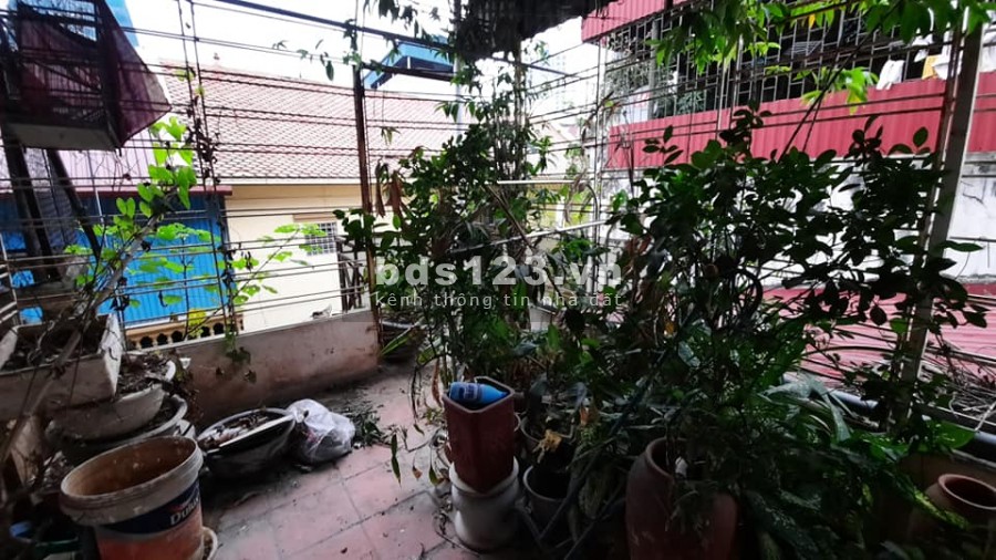 Nhỉnh 2 tỷ có ngay nhà Lạc Long Quân 30m Mặt tiền 3,3m 4 tầng Ở ngay
