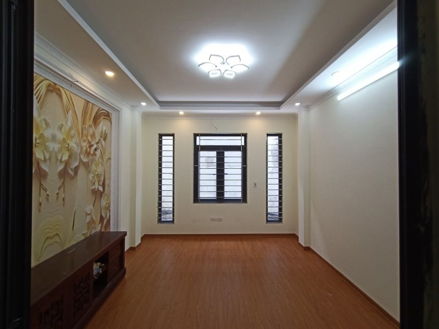 Chính chủ nhờ bán nhà Ngõ 36 Hoàng Cầu 68m2 nhà 5 tầng mặt tiền 4.8m, gia bán 9.5 tỷ các hồ hoàng cầu 40m.