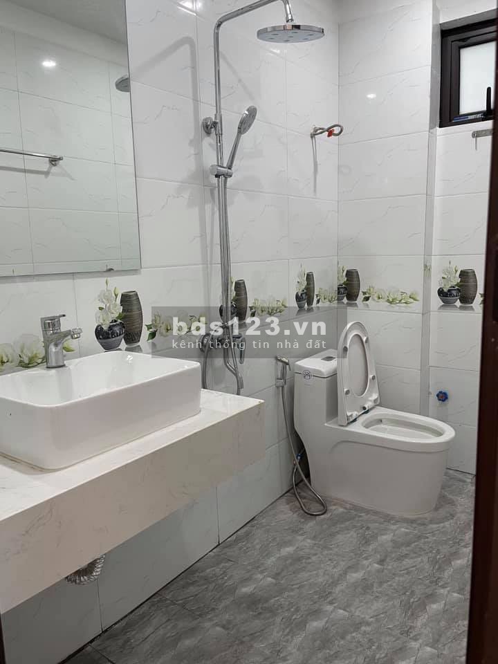 Bán nhà hồ Bồ Đề, an sinh đỉnh, dt 42m2, 5 tầng đúc, nhỉnh 3 tỷ, thương lượng