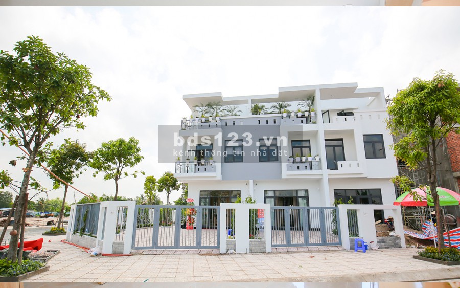 Bán nhà nguyên căn đúc kiên cố 1 trệt, 2 lầu, giá 900 triệu, tặng 2 chỉ vàng