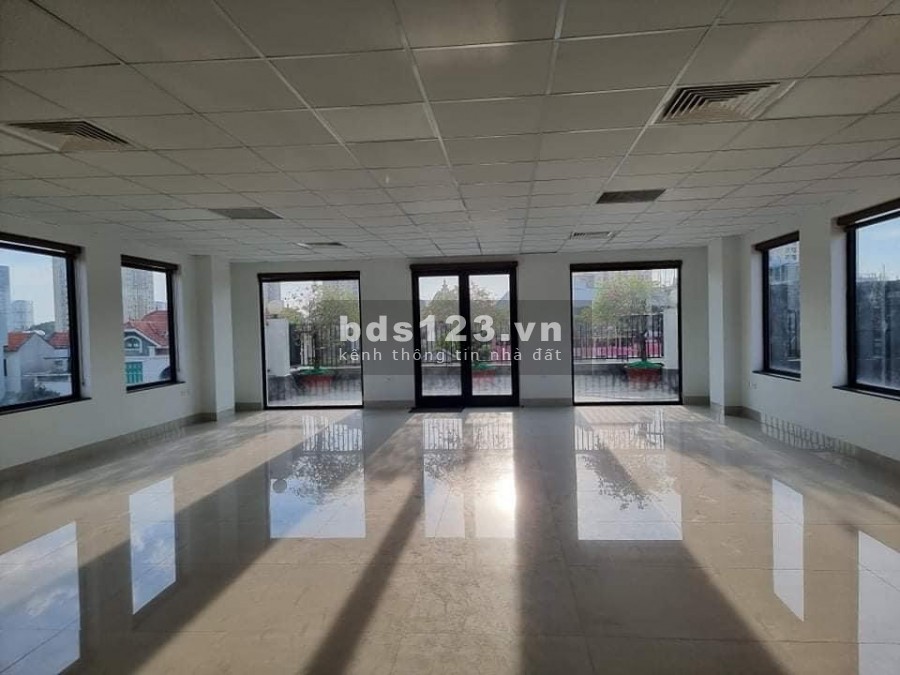 Bán toà nhà văn phòng mp Lạc Long Quân, vị trí đẹp, gần hồ, mt cực rộng