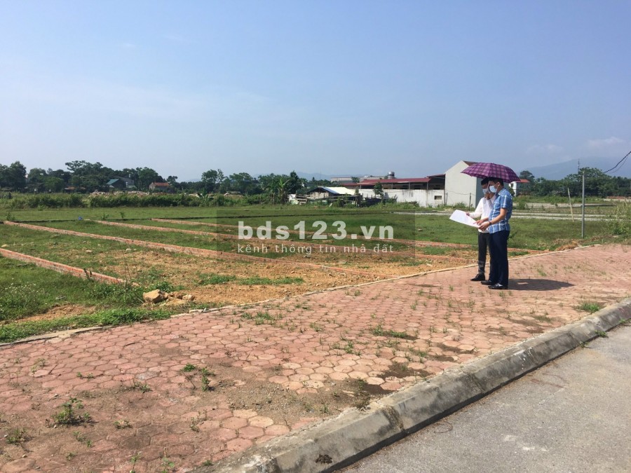 Gia đình tôi cần bán lô đất 100m2, hàng hiếm, ở tái định cư bình yên, giá 1.98 tỷ