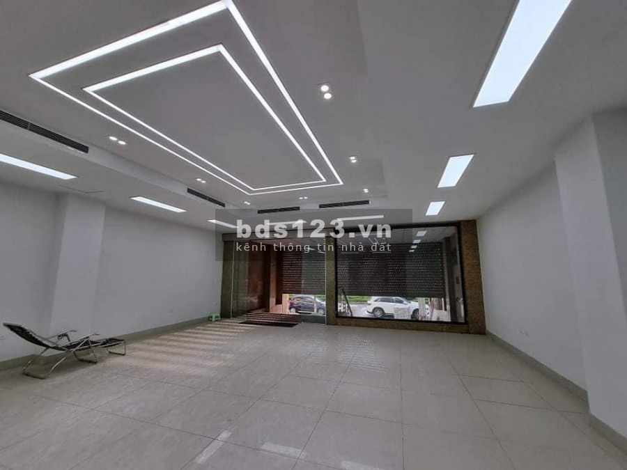 Bán toà nhà văn phòng mp Lạc Long Quân, vị trí đẹp, gần hồ, mt cực rộng