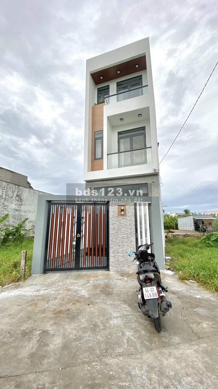 Nhà 1 trệt 2 lầu trục chính hẻm 108/11 đậu xe hơi trước nhà, hướng Tây Nam