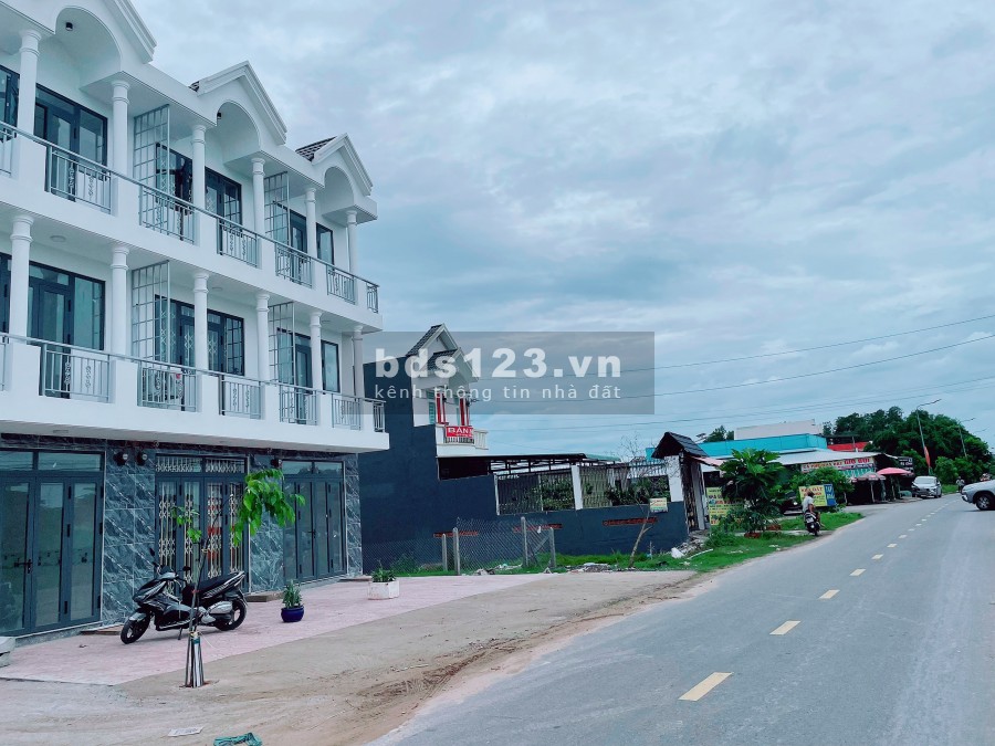 Nhà cực đẹp ngay khu công nghiệp chợ siêu thị suất ngay chợ sầm uất giá cực sốc