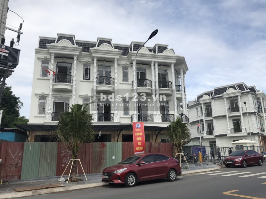 Bán nhà phố thương mại 1 trệt 2 lầu trung tâm TP Dĩ An, Bình Dương