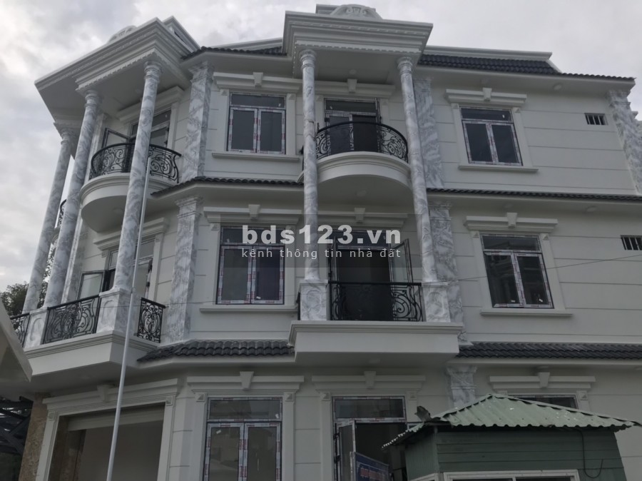 Bán nhà phố thương mại 1 trệt 2 lầu trung tâm TP Dĩ An, Bình Dương