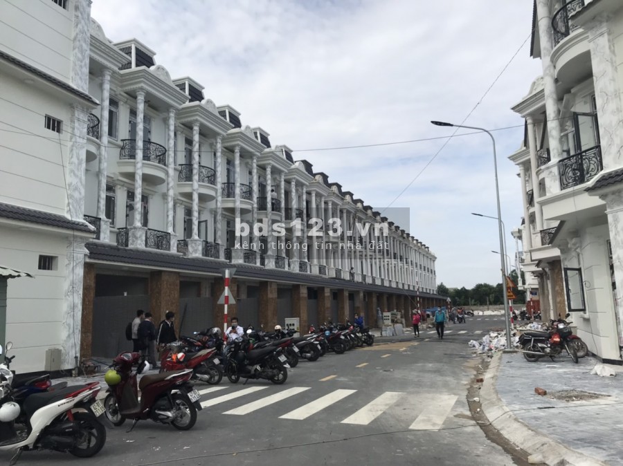 Bán nhà phố thương mại 1 trệt 2 lầu trung tâm TP Dĩ An, Bình Dương