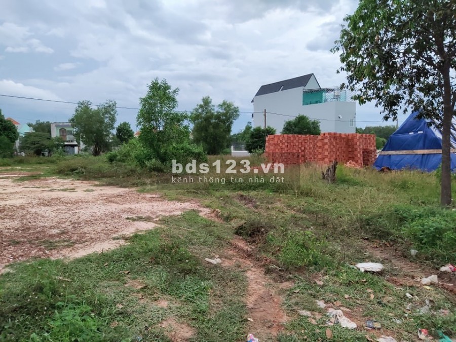 Do dịch covid chủ nhà bán gấp nhà & đất 300m để lên sg sống kề kcn dân đông kín