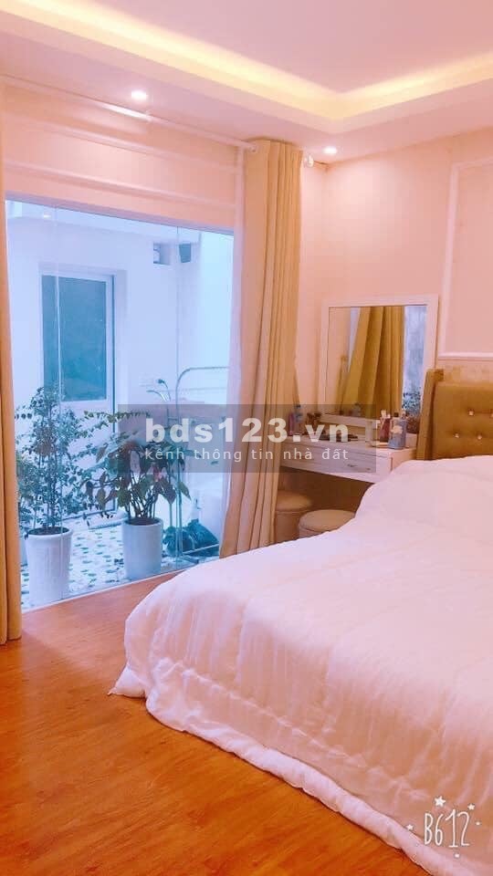 Bán nhà 3 tầng ngõ Văn Hương DT 39m2 giá 2,95 tỷ. LH 0912442669