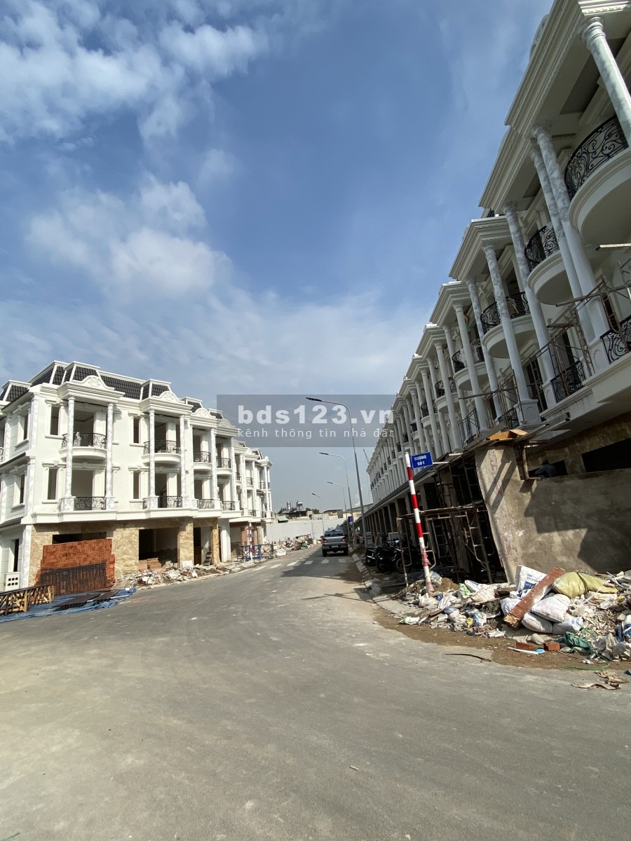 Bán nhà phố thương mai vị trí đẹp TP Dĩ An, Bank hổ trợ vay 70% Lh 0963325643