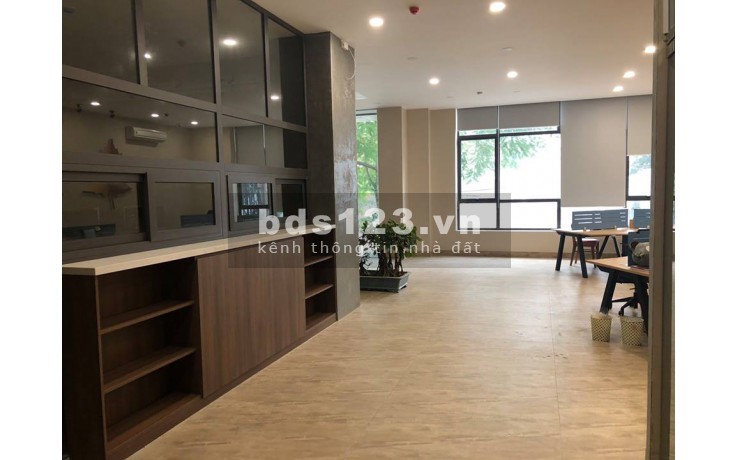 Cho thuê văn phòng 60m2 view hồ Hoàng Cầu, Đống Đa. Lh: 077.23.66666