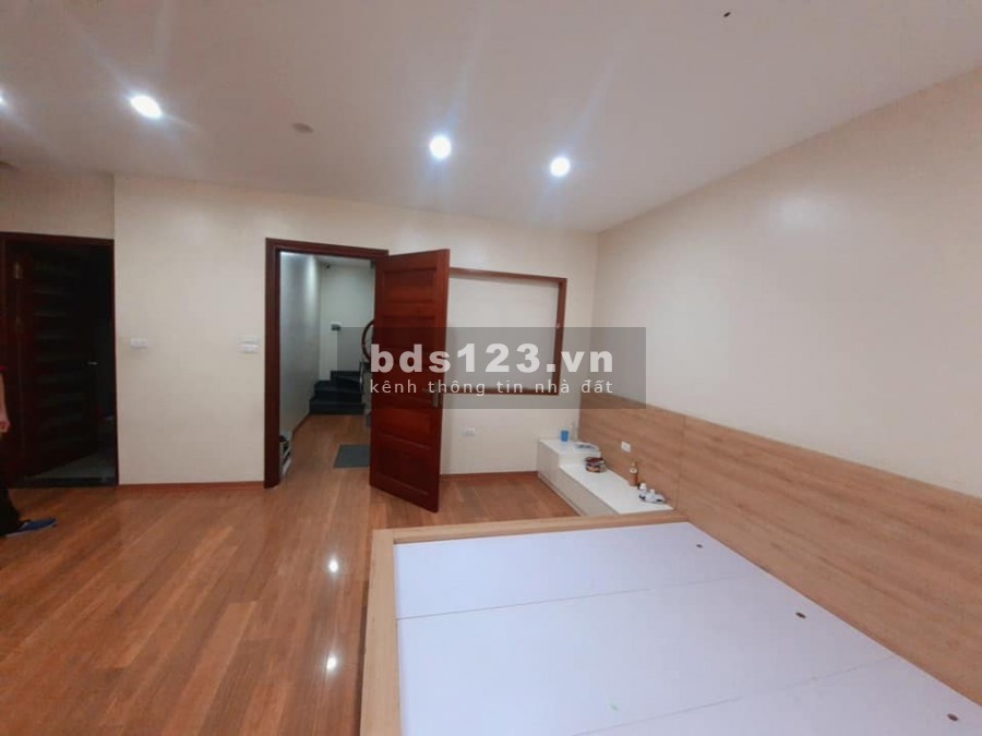 Bán Nhà Lĩnh Nam 46m2x5t. mặt phố oto tránh, kinh doanh tốt giá 4,6 tỷ lhe: 0908724686. MTG