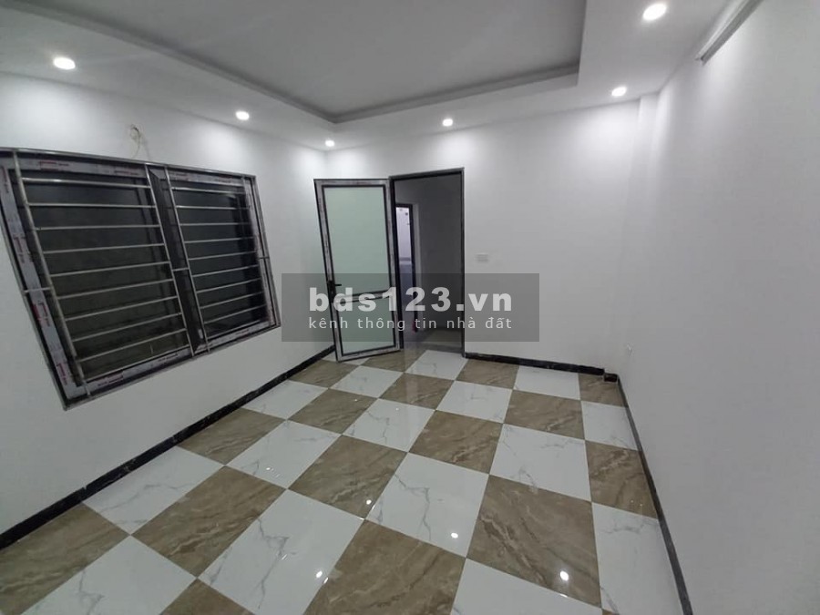 Cần tiền bán nhà ngõ Lĩnh nam mới xây, 4 tầng 30 m2 2.35 tỷ