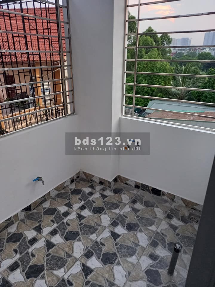 Cần tiền bán nhà ngõ Lĩnh nam mới xây, 4 tầng 30 m2 2.35 tỷ