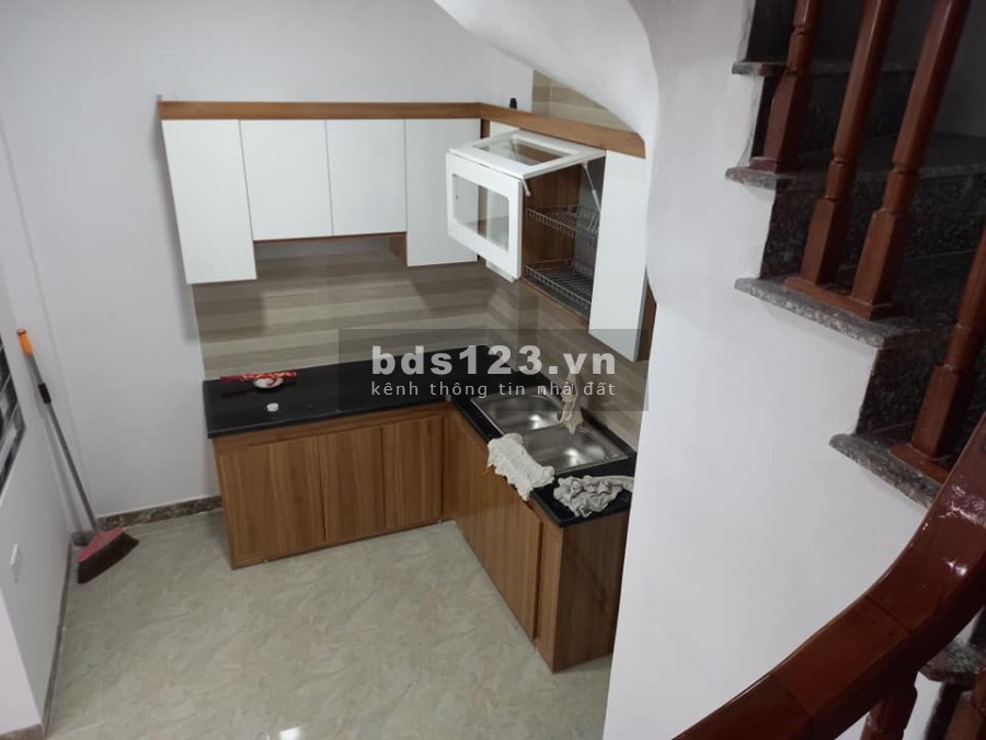 Cần tiền bán nhà ngõ Lĩnh nam mới xây, 4 tầng 30 m2 2.35 tỷ