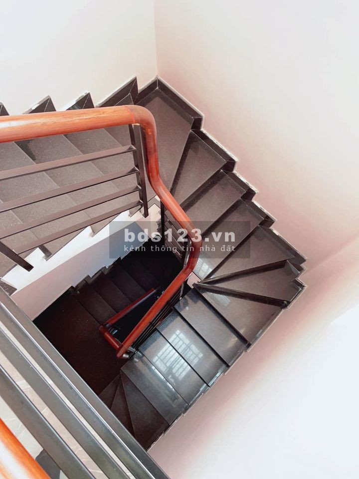 Trần Hưng Đạo Quận 1 gần mt hẻm thông thẳng nhà mới 5 tầng lung linh giá chỉ nhỉnh 6 tỷ