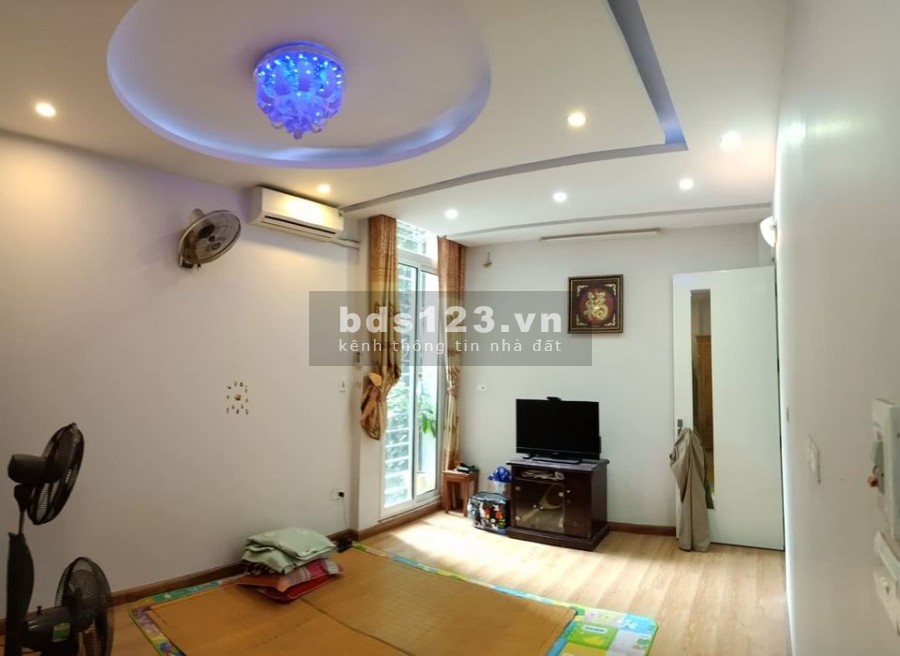 Bán nhà Trần Thái Tông, 35m2, 5 tầng, MT: 7,2m, giá: 3.2 tỷ