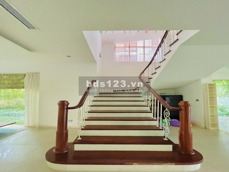 Cho thuê biệt thự T4 Ciputra, 5 phòng ngủ, tầm nhìn đẹp, nội thất cao cấp, giá cả có thương lượng.