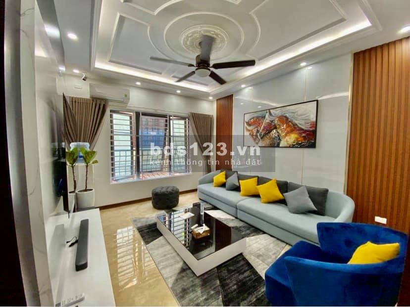 Cần bán nhà mặt phố Trần Quốc Hoàn, Cầu Giấy 45m2, 5 tầng, 10 tỷ.