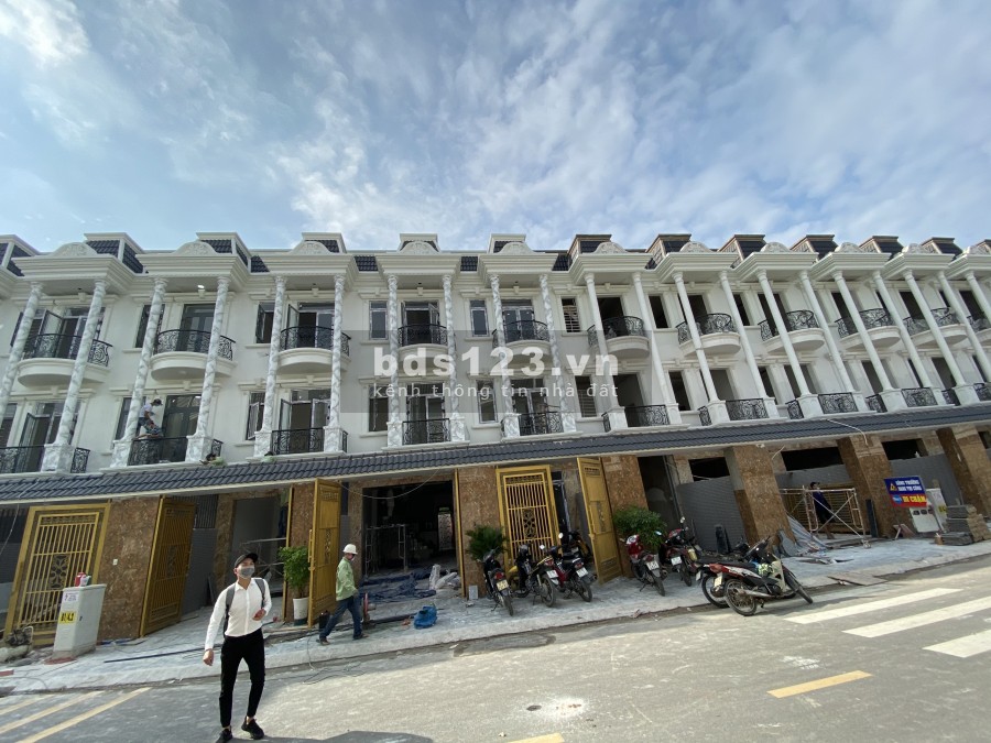 Bán nhà phố thương mai vị trí đẹp TP Dĩ An, Bank hổ trợ vay 70% Lh 0963325643
