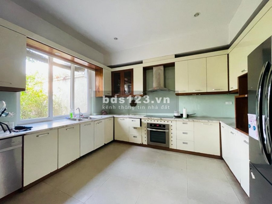 Cho thuê biệt thự T4 Ciputra, 5 phòng ngủ, tầm nhìn đẹp, nội thất cao cấp, giá cả có thương lượng.