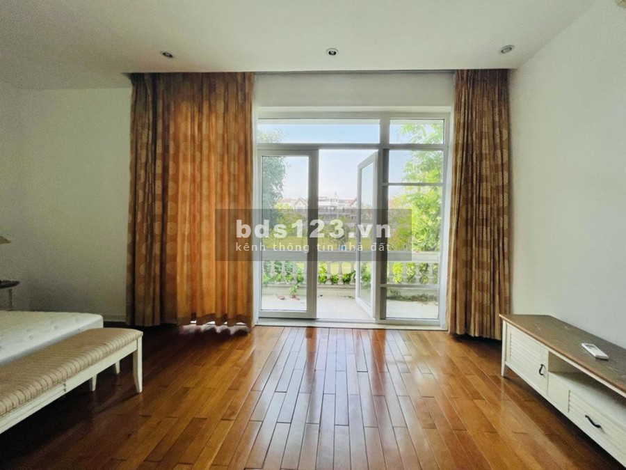 Cho thuê biệt thự T4 Ciputra, 5 phòng ngủ, tầm nhìn đẹp, nội thất cao cấp, giá cả có thương lượng.