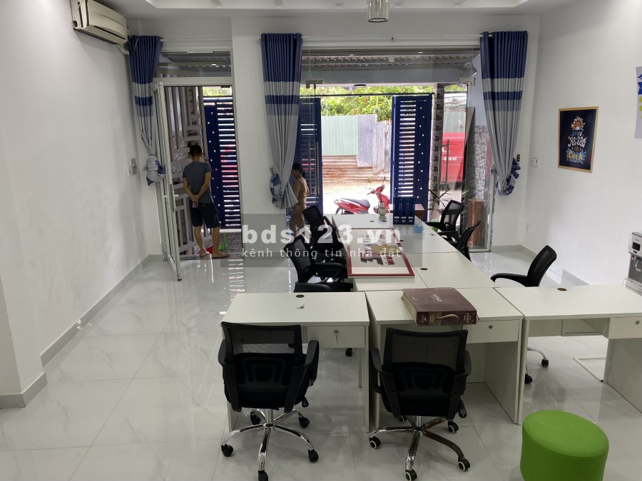 Hẻm xe tải Nguyễn Hữu Cảnh 5.5x10 Trệt 2 lầu trống Giá 22 tr/iệu/tháng