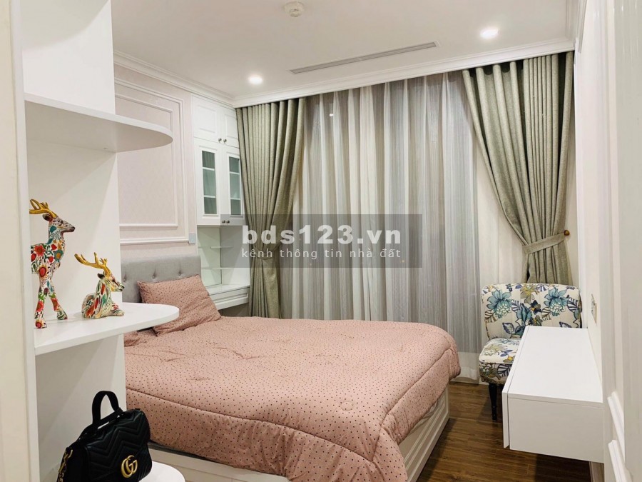 Tôi cần bán nhanh căn 82m2 nhìn cầu Nhật Tân, full đồ, bao mọi chi phí. Giá 2,95 tỷ, đã có sổ đỏ