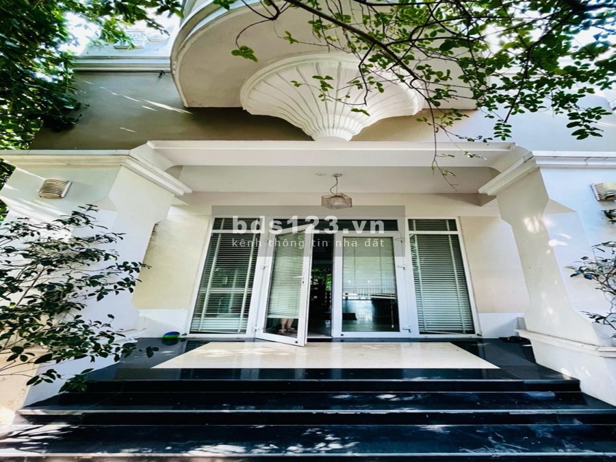 Cho thuê biệt thự T4 Ciputra, 5 phòng ngủ, tầm nhìn đẹp, nội thất cao cấp, giá cả có thương lượng.