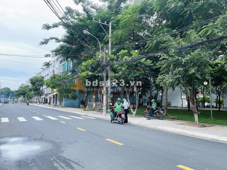 Mặt tiền kinh doanh đường 15m, khu Tên Lửa, dt 4x20m, 4 tầng đúc, vỉa hè 4m, giá 9.8 tỷ, lh 0886880910