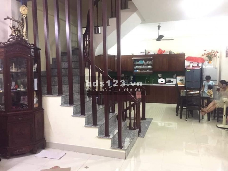 Cần tiền bán rẻ nhà Mai Dịch dt 68.5m2, 4 tầng, 2 mặt thoáng, giá 5.4 tỷ