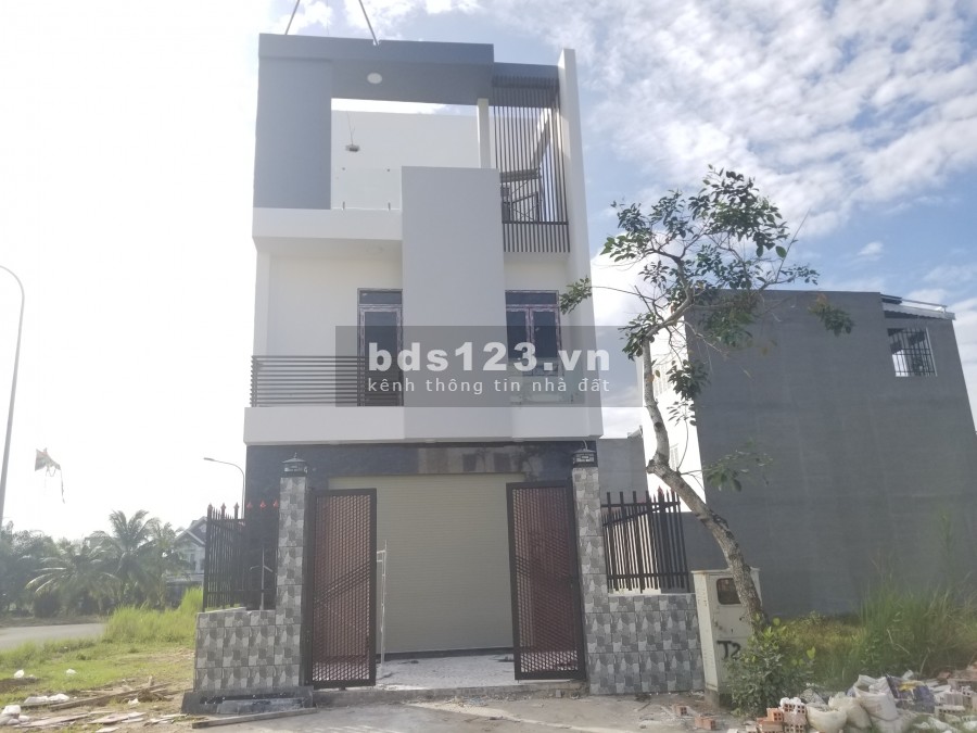 Nhà trong khu dân cư đông đúc đường Lê Văn Lương 5x20m2, xây 2 lầu