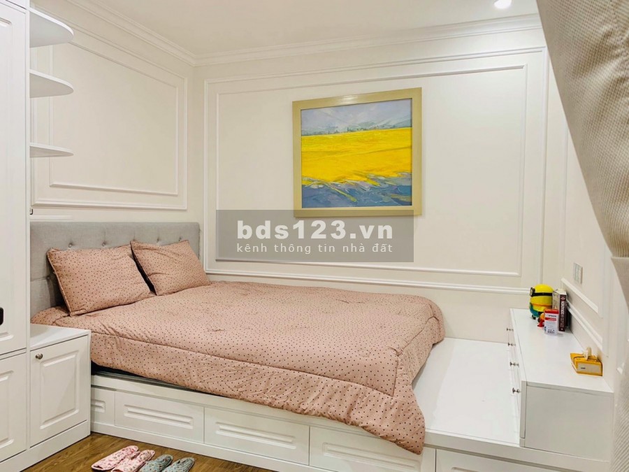 Tôi cần bán nhanh căn 82m2 nhìn cầu Nhật Tân, full đồ, bao mọi chi phí. Giá 2,95 tỷ, đã có sổ đỏ