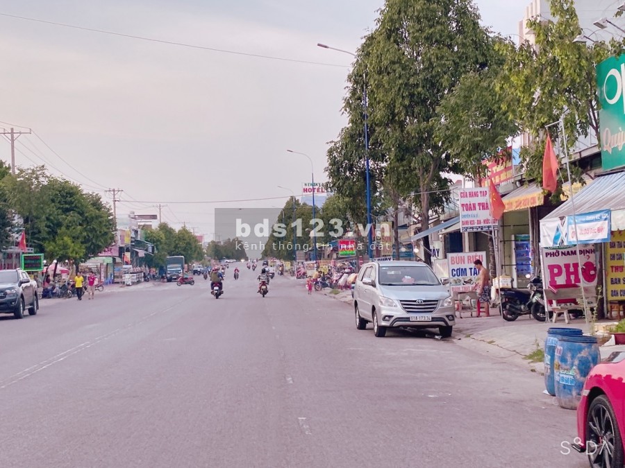 Tôi có lô góc 300m2(10x30) 2 mặt tiền cần bán, giá 3 tỷ 9, gần công viên, trường học cấp 2