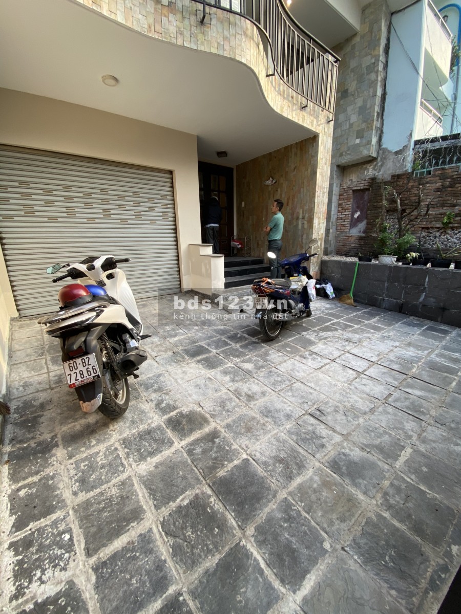 Nhà Bùi Đình Tuý diện tích. 8x20m trệt 3 lầu, sàn gỗ, gara ô tô