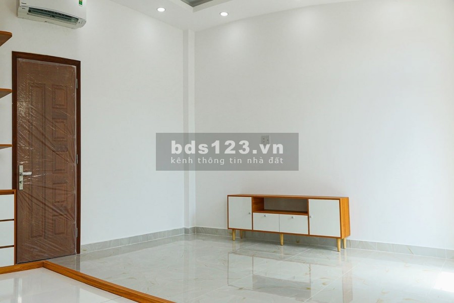 Nhà trong khu dân cư đông đúc đường Lê Văn Lương 5x20m2, xây 2 lầu