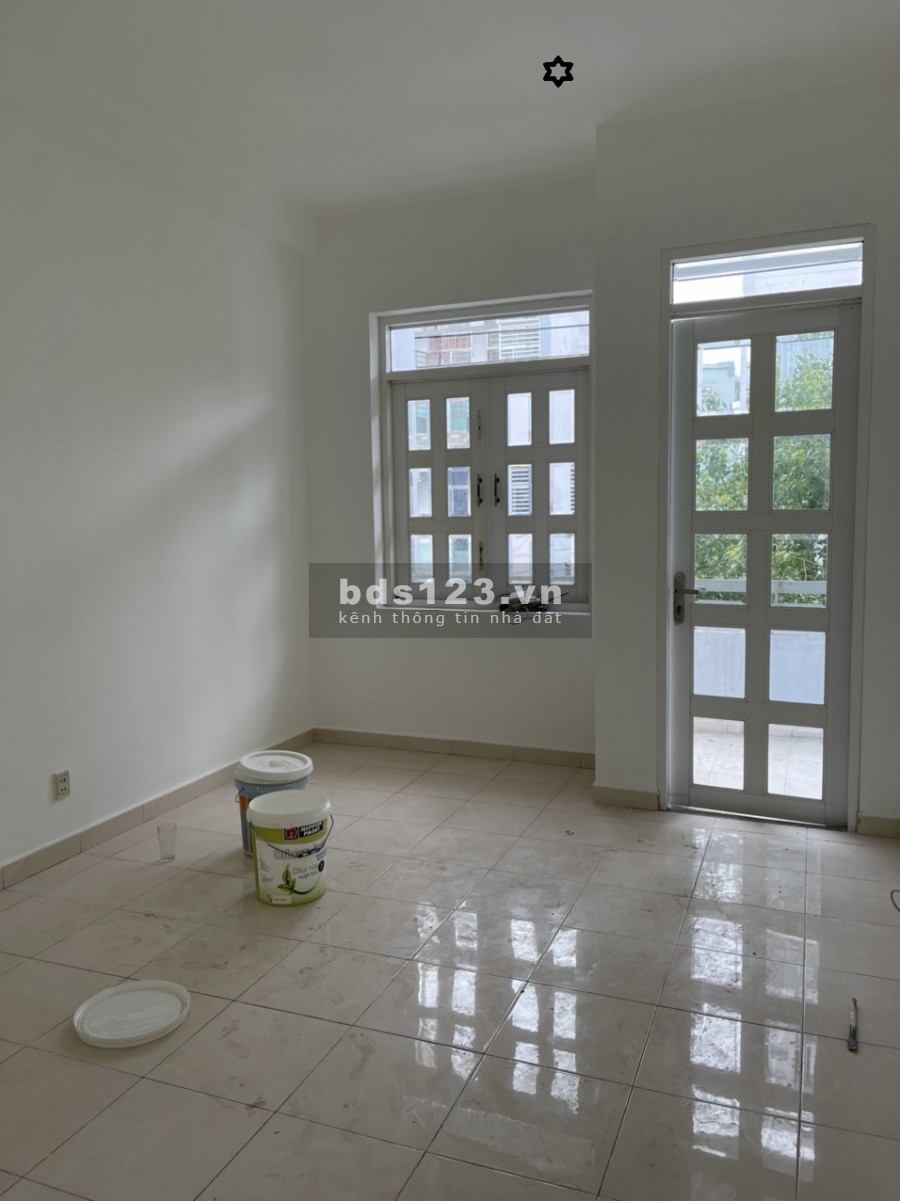 Nhà mặt tiền đường Lê Thiệt, mới 99%, giá 13 triệu/tháng, 2 lầu, sân thượng