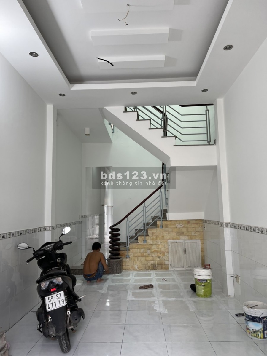 Nhà mặt tiền đường Lê Thiệt, mới 99%, giá 13 triệu/tháng, 2 lầu, sân thượng