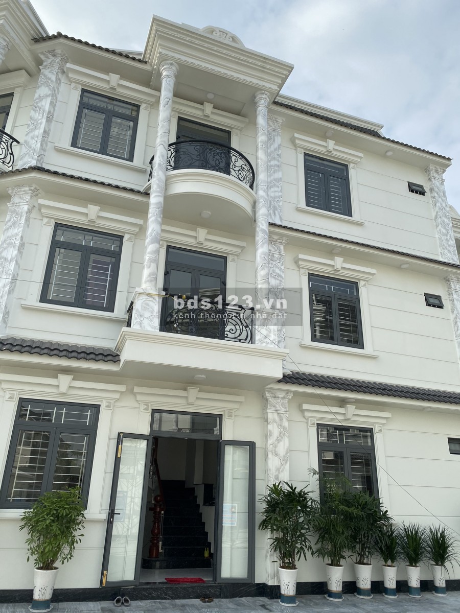 Bán nhà phố thương mai vị trí đẹp TP Dĩ An, Bank hổ trợ vay 70% Lh 0963325643