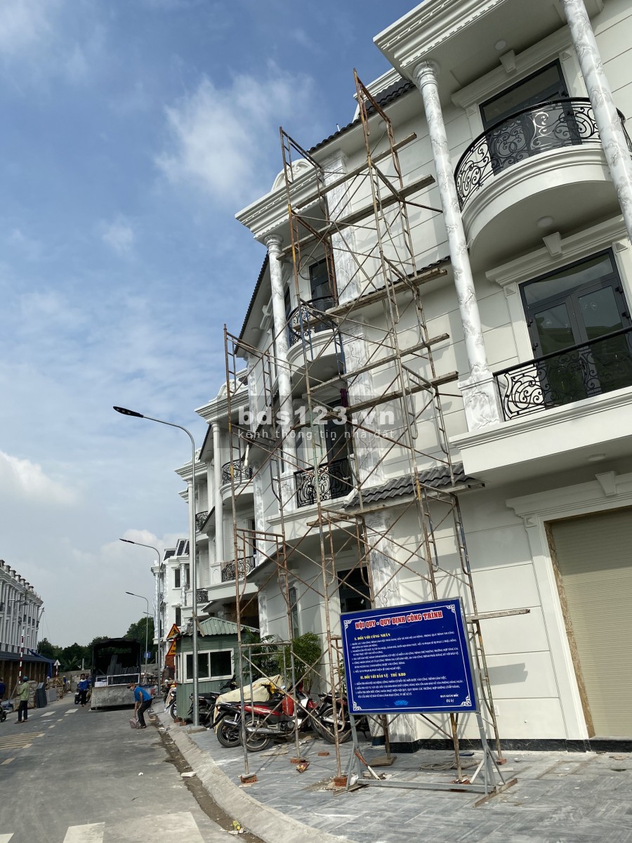 Bán nhà phố thương mai vị trí đẹp TP Dĩ An, Bank hổ trợ vay 70% Lh 0963325643