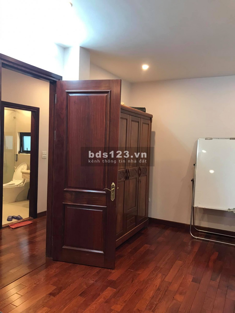 Bán biệt thự tại 409 Tam Trinh 4 tầng thang máy 172m2 MT 11,8m giá 21,5 tỷ. LH 0869381258