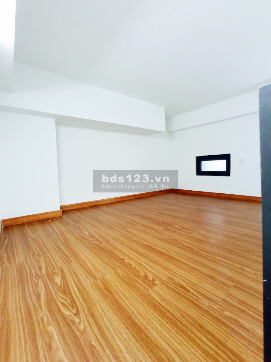 Căn hộ gác nhỏ cửa sổ lớn sẵn nội thất quận 7