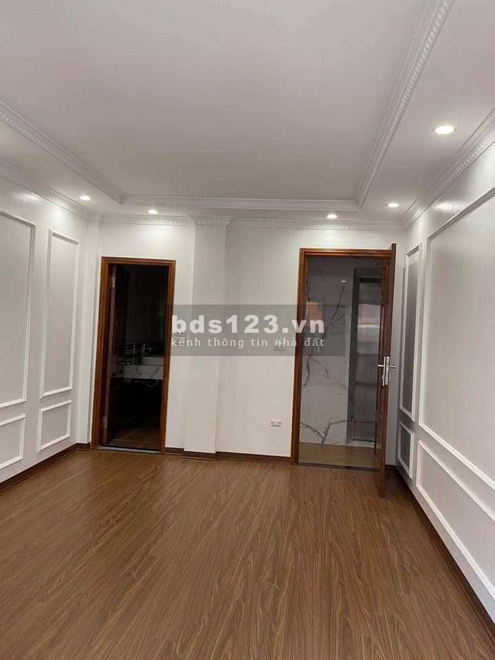 Cần bán nhà phố Hoàng Đạo Thành, Thanh Xuân, ngõ ô tô đỗ cửa 70m2, 7 tầng, giá 10.8 tỷ
