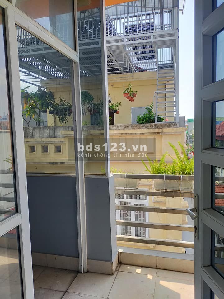 Việt Hưng - Phố Lệ Mật nhà lô góc gara oto, kinh doanh giá 4.1 tỷ
