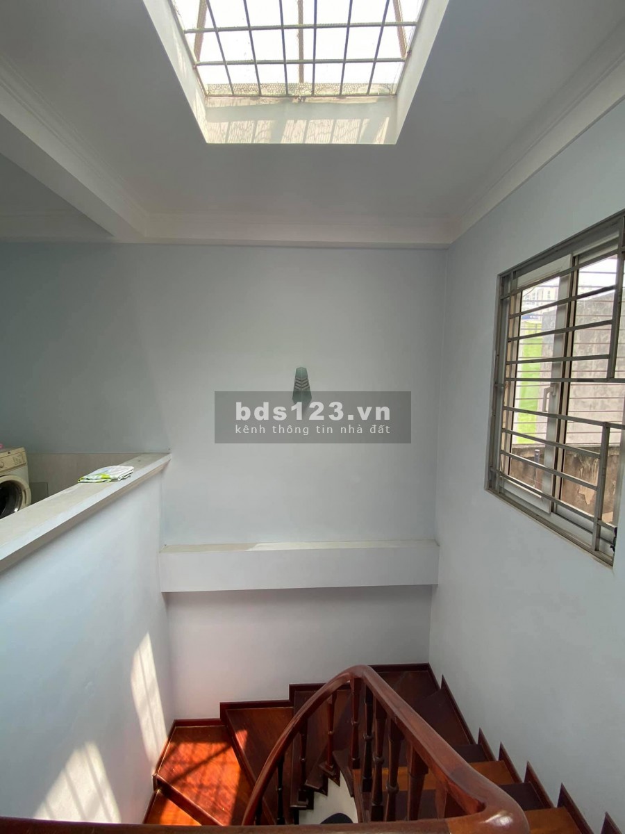 Bán rẻ như tặng nhà siêu phẩm, trung tâm Cầu Giấy dt 55m2, 5 tầng ô tô tải qua nhà