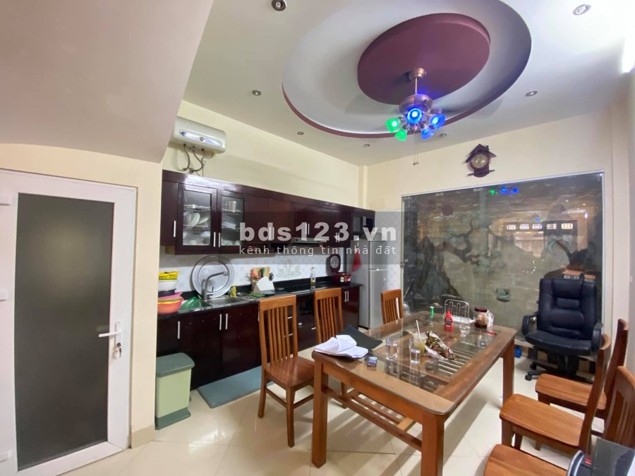 Bán rẻ như tặng nhà siêu phẩm, trung tâm Cầu Giấy dt 55m2, 5 tầng ô tô tải qua nhà