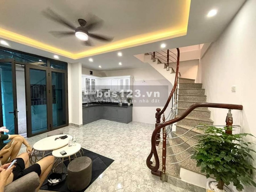 Bán nhà tại ngõ 554 Nguyễn Trãi Nguyễn Văn Cừ, ô tô tránh nhau, xe vào tận sân