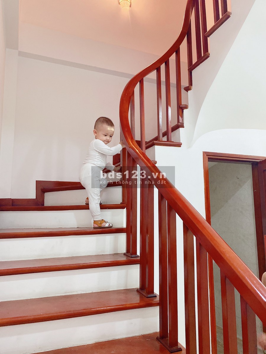 Bán gấp nhà Bồ Đề 37m2 x 5 tầng, 4m mặt tiền, giá 3.55 tỷ, nhà đẹp, Ở sướng.